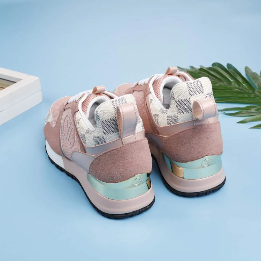 👟👟Ex-factory price 400👟👟 Men's size +10 Couple style, 2019 spring and summer new LOUIS VUITTON The same style of casual sports shoes is launched on Louis Vuitton's official website. Fabric: imported cowhide/cow velvet/breathable mesh, (imported mesh with silicone LV logo), rubber combination outsole, 2cm behind the sole, built-in 0.5cm comfortable feet, size 35-41 for women, 39-46 for men, welcome new and old customers to repost pictures for sale